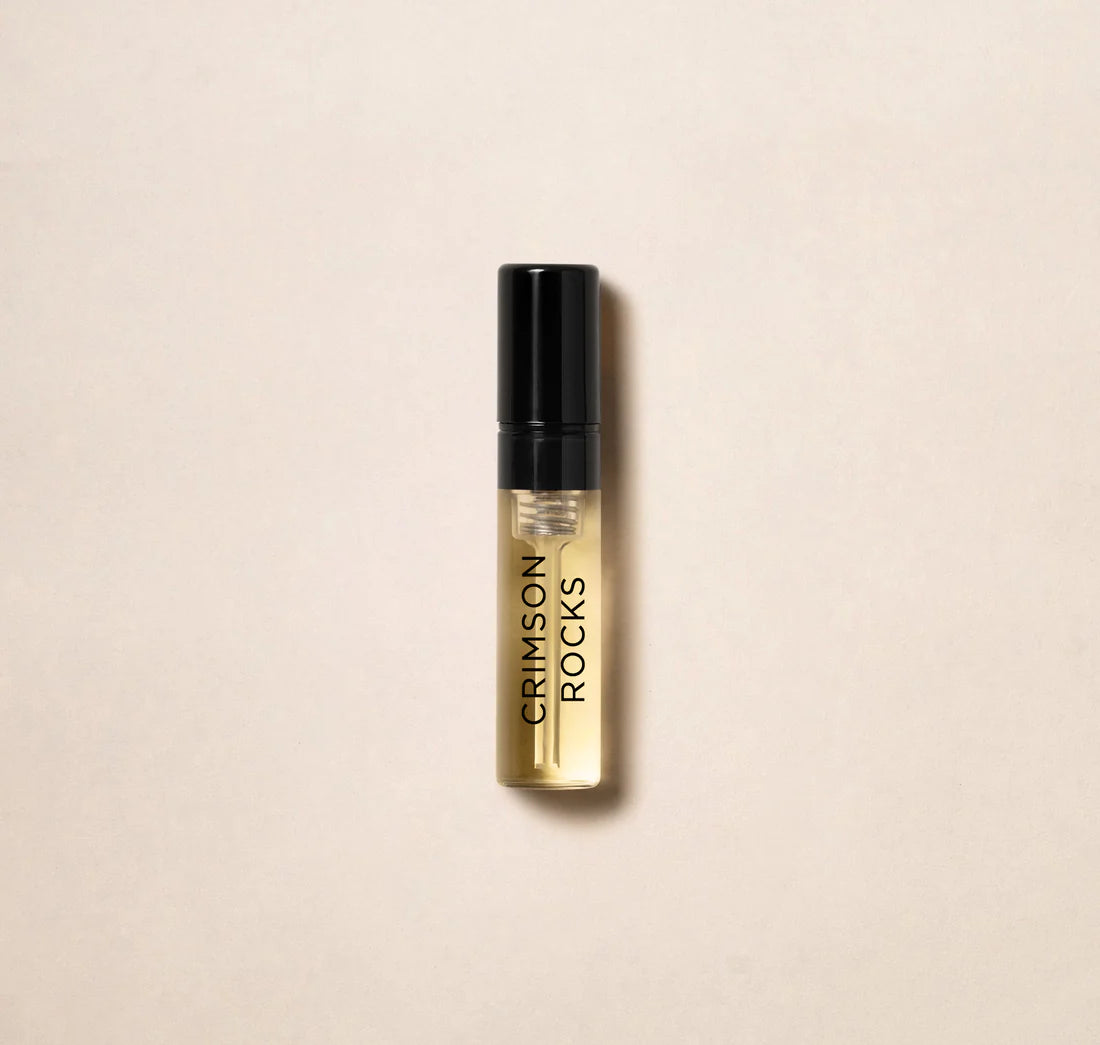 アムアージュ クリムゾン ロックの贅沢な香りを、2ml(0.06オンス)の公式香水サンプルでご堪能ください。名門アムアージュがお届けするこのサンプルは、フルサイズのボトルをご購入いただく前に、この限定フレグランスの魅惑的な香りを実際にお試しいただく絶好の機会です。アムアージュ クリムゾン ロックで、あなたの香りをワンランクアップさせましょう。