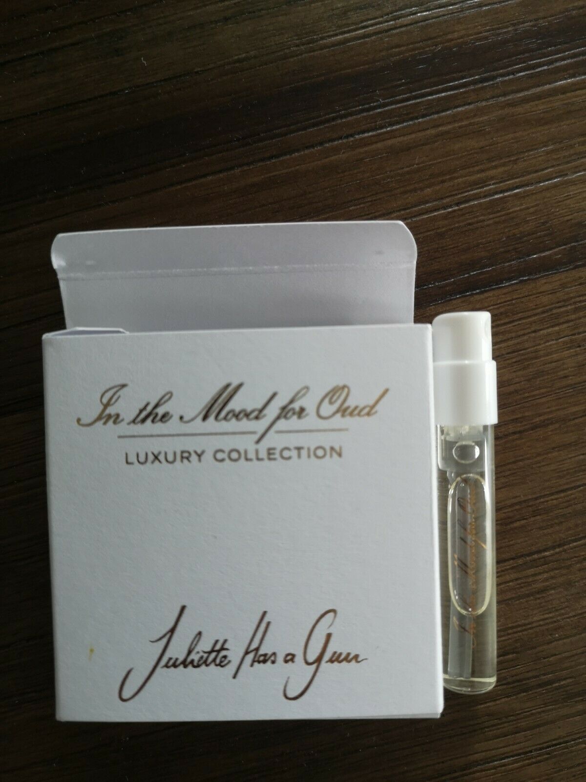 ジュリエット・ハズ・ア・ガン・イン・ザ・ムード・フォー・ウード 1.7ml の香水、ジュリエット・ハズ・ア・ガン・イン・ザ・ムード・フォー・ウード 1.7ml официальный образец духов、ジュリエット・ハズ・ア・ガン・イン・ザ・ムード・フォー・ウード 1.7ml ウラドニ・ヴゾレツ・パルファマ、