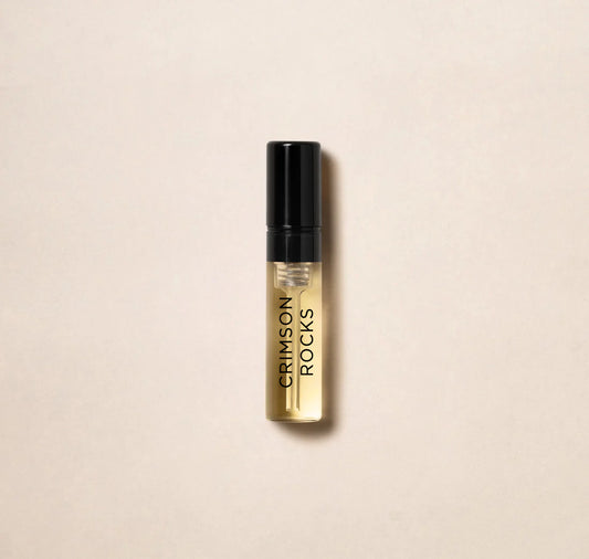 アムアージュ クリムゾン ロックの贅沢な香りを、2ml（0.06オンス）の公式香水サンプルでご堪能ください。名門アムアージュがお届けするこのサンプルは、フルサイズのボトルをご購入いただく前に、この限定フレグランスの魅惑的な香りを実際にお試しいただく絶好の機会です。アムアージュ クリムゾン ロックで、あなたの香りをワンランクアップさせましょう。