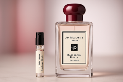 ジョー マローン ラズベリー リップル コロンの香水サンプル。1ml の香水サンプルが 100ml サイズのジョー マローン ラズベリー リップル コロンの香水ボトルの横に立っています。