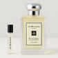 ジョー マローン シルバー バーチ & ラベンダー コロンの香水サンプル。6ml の香水サンプルが、100ml のフルサイズのジョー マローン シルバー バーチ & ラベンダー コロンの香水ボトルの横に立っています。